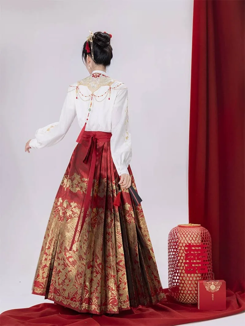 Red woven brocade mamian skirt with Ming-style cloud-shoulder hanfu, traditional Chinese festive dress for wedding toasts and New Year celebrations.