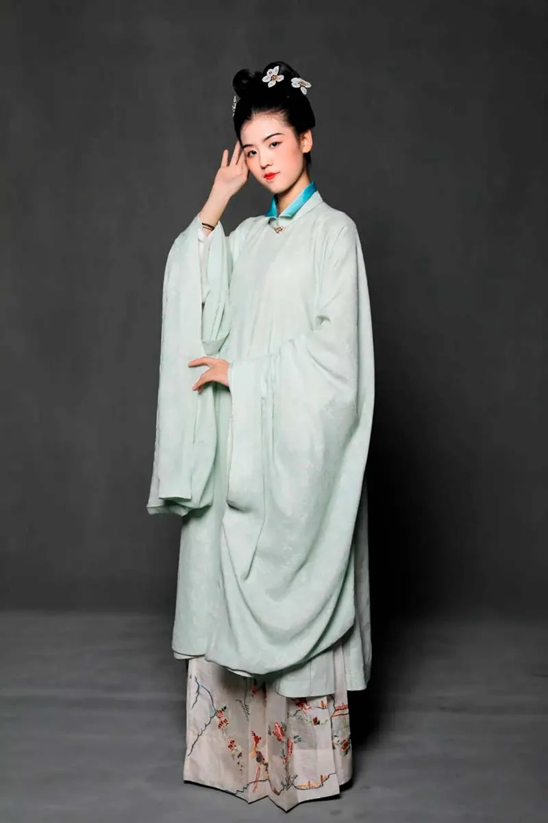 Elegant Ming Dynasty Mamian Skirt with pleats and traditional embroidery