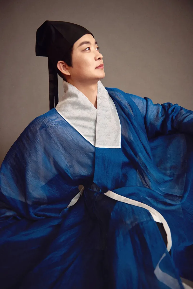 Elegant Ming Dynasty Mamian Skirt with pleats and traditional embroidery