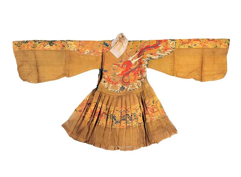 Elegant Ming Dynasty Mamian Skirt with pleats and traditional embroidery