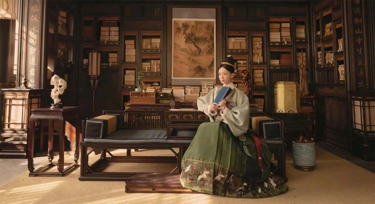 Elegant Ming Dynasty Mamian Skirt with pleats and traditional embroidery