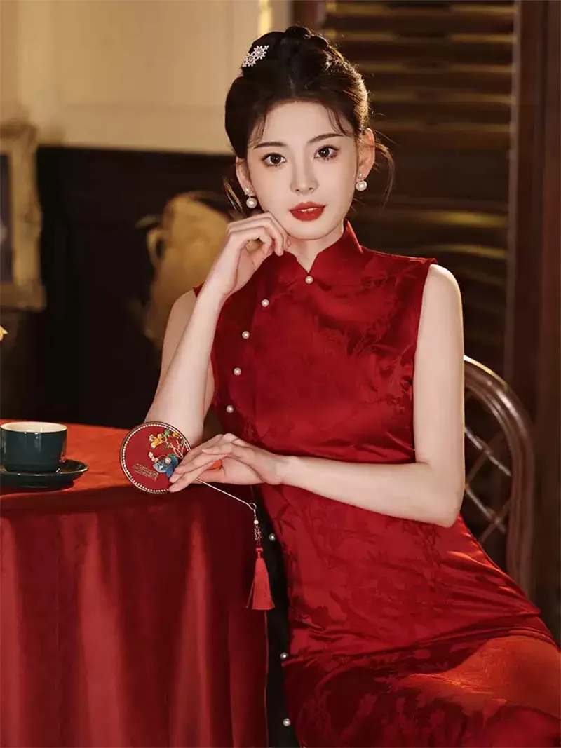 Elegant red sleeveless wedding qipao cheongsam dress for bride engagement and tea ceremony