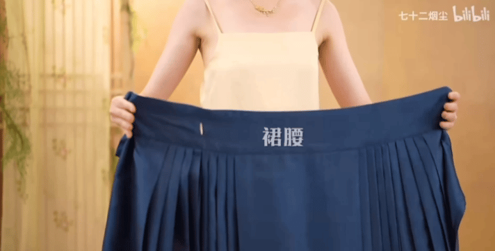 What is Mamian Skirt?Traditional Mamian Skirt with pleated design and elegant patterns