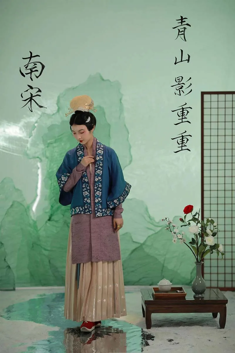What is Mamian Skirt?Traditional Mamian Skirt with pleated design and elegant patterns