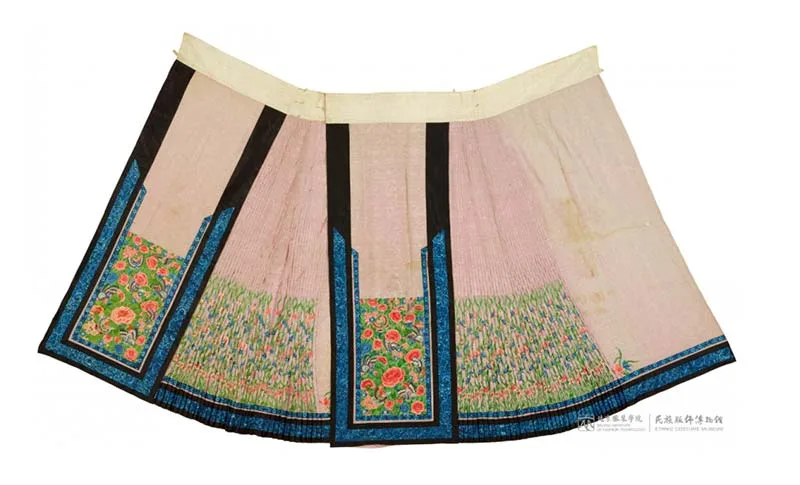 What is Mamian Skirt?Traditional Mamian Skirt with pleated design and elegant patterns