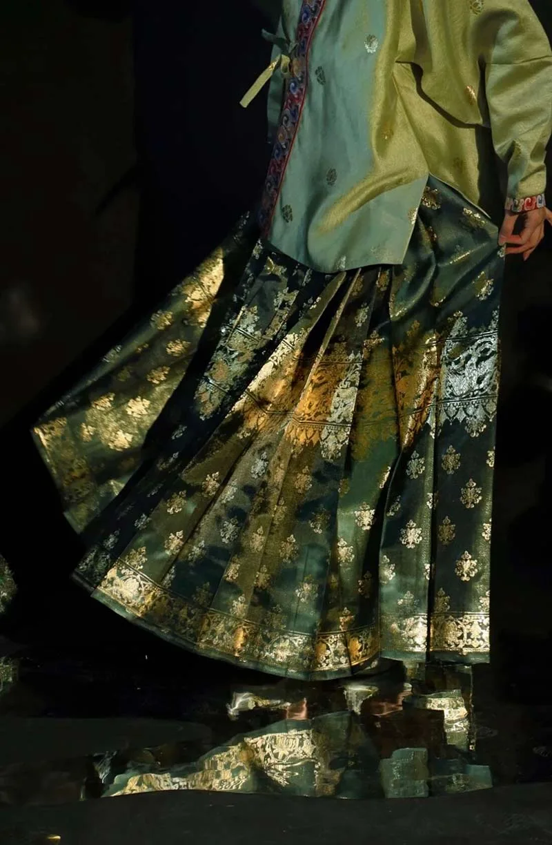 What is Mamian Skirt?Traditional Mamian Skirt with pleated design and elegant patterns
