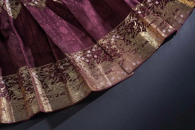 What is Mamian Skirt?Traditional Mamian Skirt with pleated design and elegant patterns