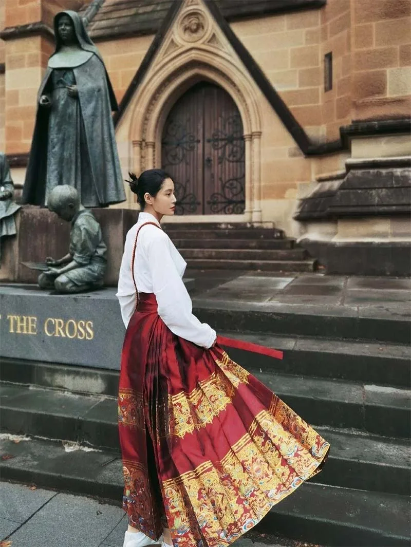 What is Mamian Skirt?Traditional Mamian Skirt with pleated design and elegant patterns
