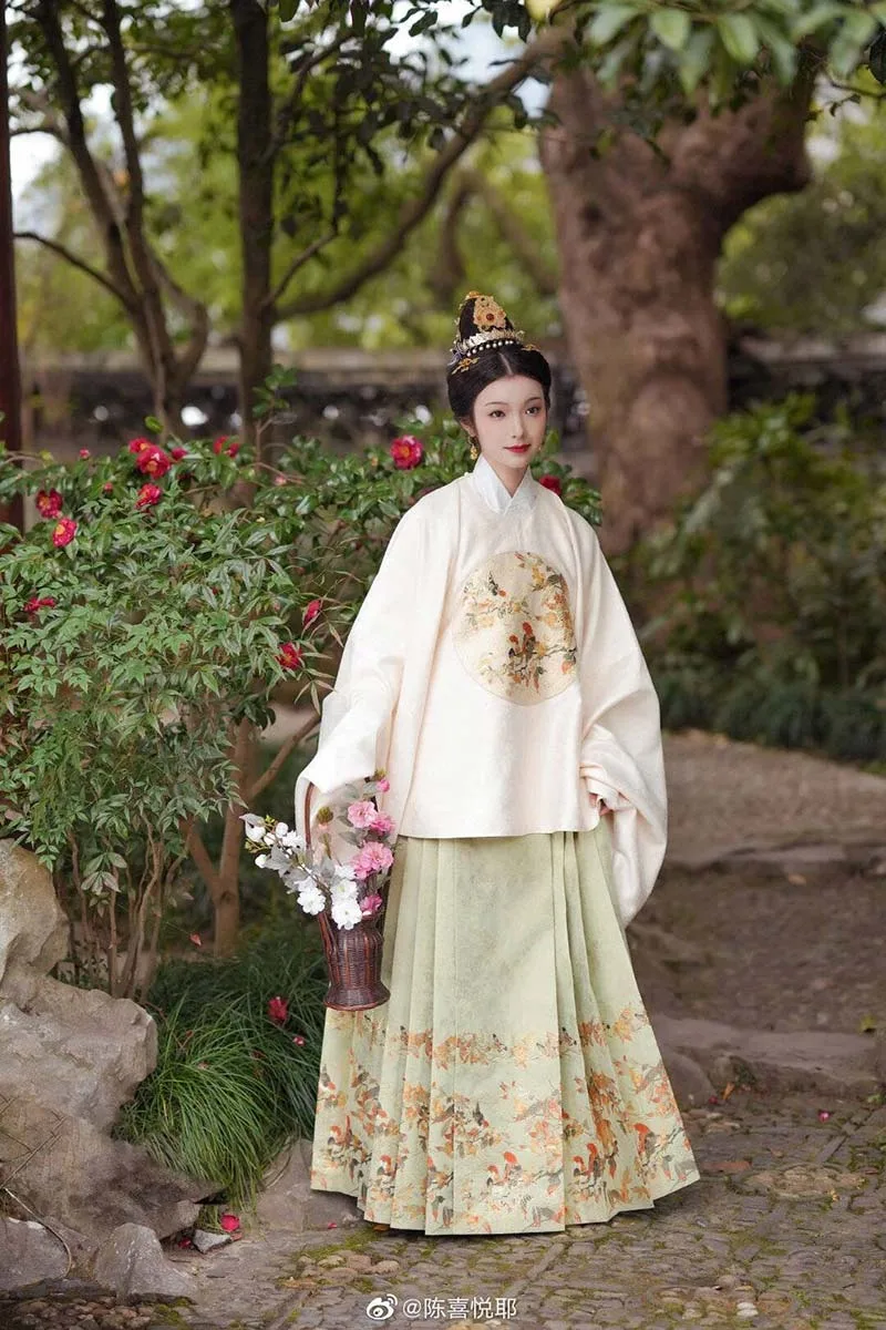 What is Mamian Skirt?Traditional Mamian Skirt with pleated design and elegant patterns