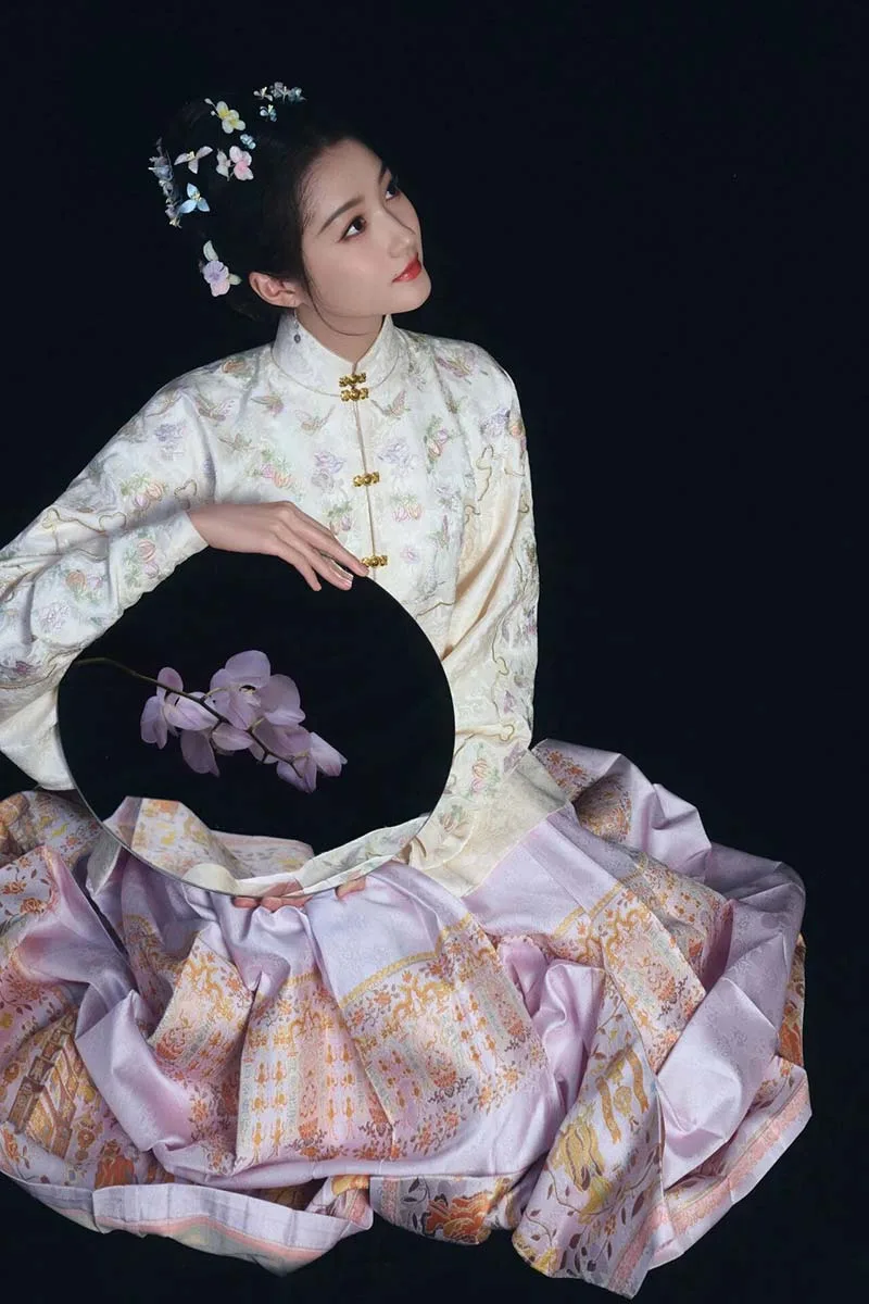 What is Mamian Skirt?Traditional Mamian Skirt with pleated design and elegant patterns