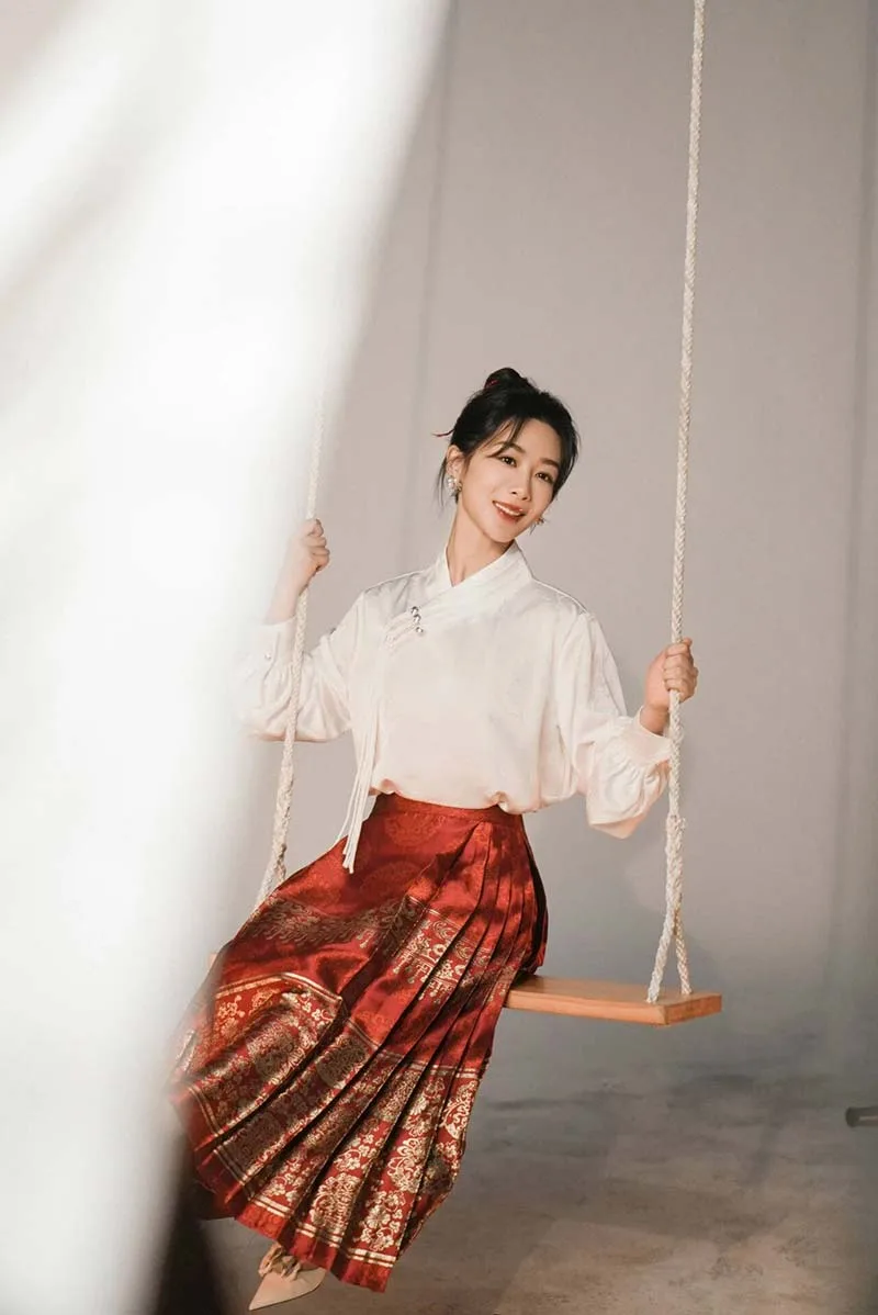 mamian-skirt-2-4 What is Mamian Skirt?Traditional Mamian Skirt with pleated design and elegant patterns