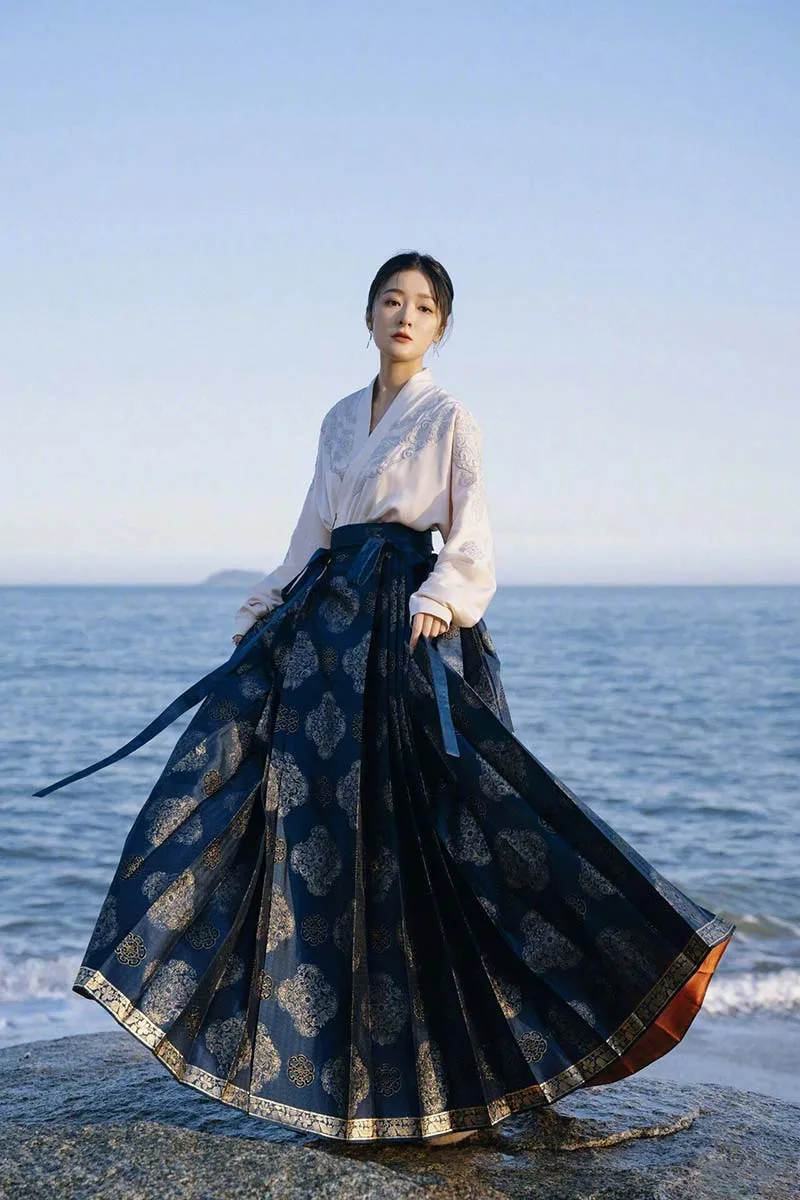 What is Mamian Skirt?Traditional Mamian Skirt with pleated design and elegant patterns