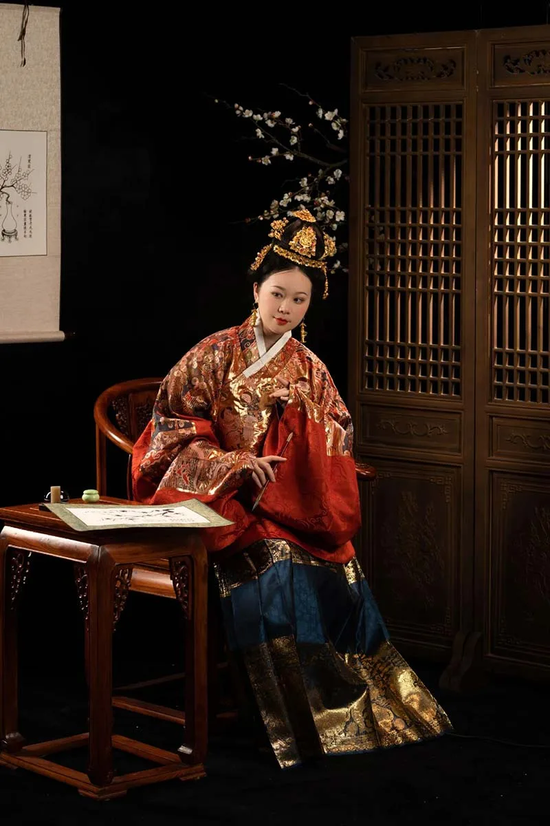 What is Mamian Skirt?Traditional Mamian Skirt with pleated design and elegant patterns