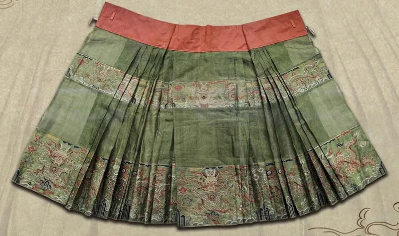 What is Mamian Skirt?Traditional Mamian Skirt with pleated design and elegant patterns