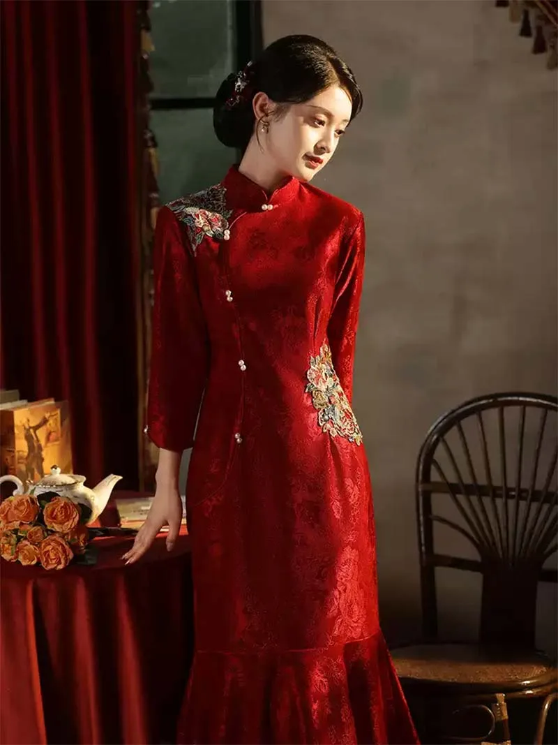 Red embroidered Qipao dress wedding gown, elegant Chinese cheongsam with fishtail design for brides in engagement or banquet, 2025 new style