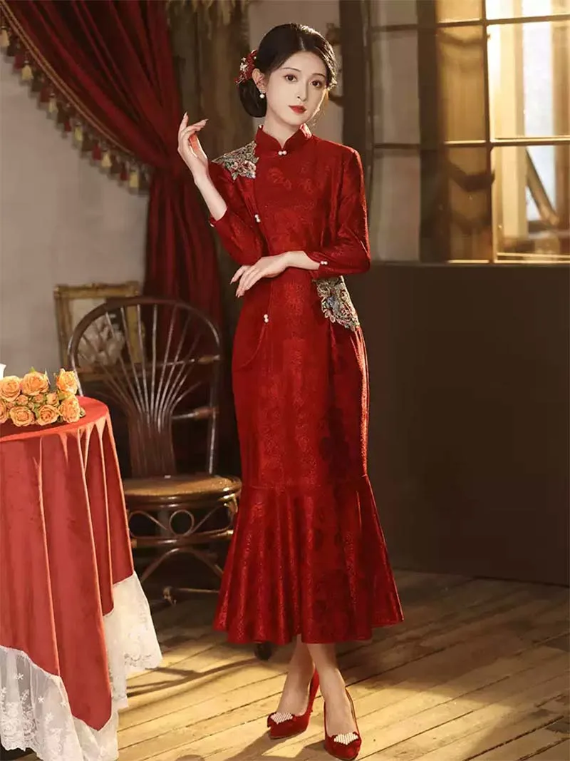 Red embroidered Qipao dress wedding gown, elegant Chinese cheongsam with fishtail design for brides in engagement or banquet, 2025 new style
