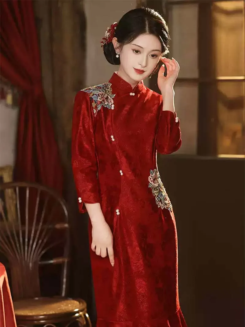 Red embroidered Qipao dress wedding gown, elegant Chinese cheongsam with fishtail design for brides in engagement or banquet, 2025 new style
