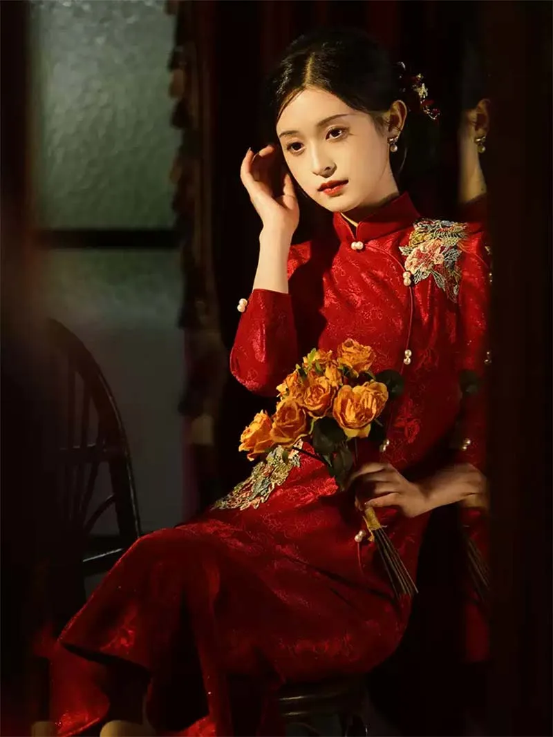 Red embroidered Qipao dress wedding gown, elegant Chinese cheongsam with fishtail design for brides in engagement or banquet, 2025 new style