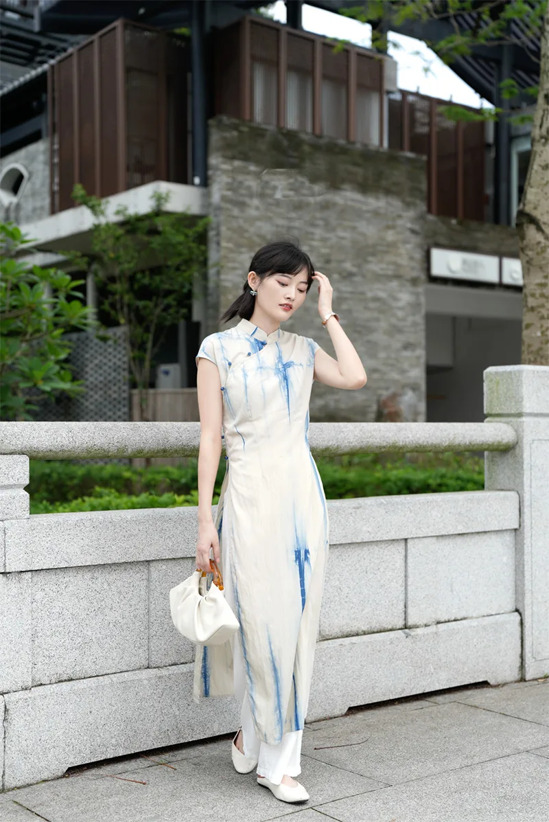 Elegant Chinese qipao dress with traditional embroidery, showcasing classic Asian fashion and cultural heritage.
