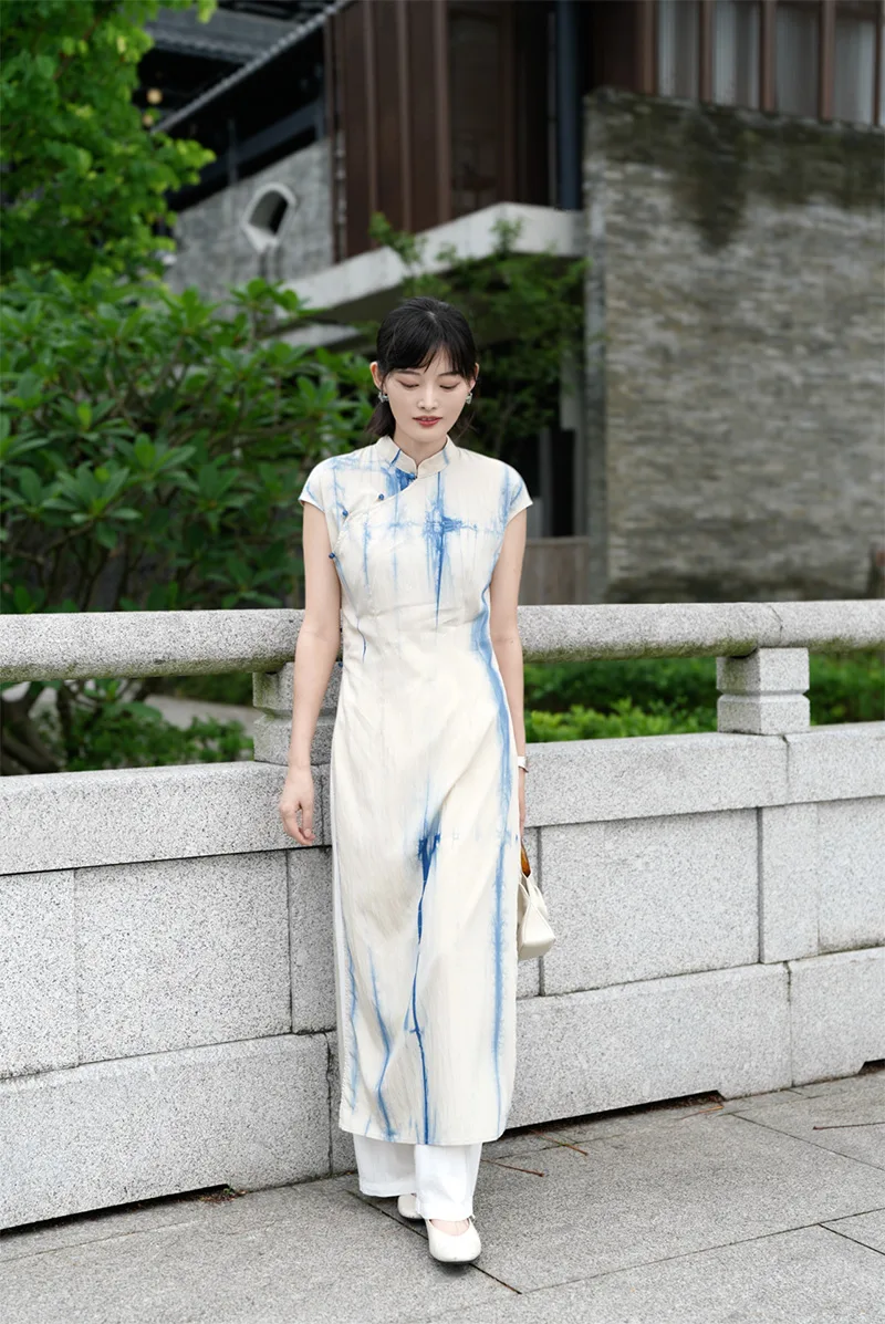 Elegant Chinese qipao dress with traditional embroidery, showcasing classic Asian fashion and cultural heritage.