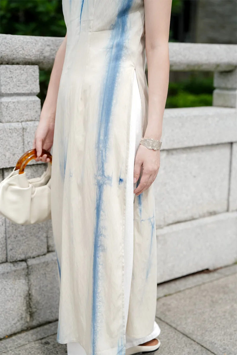 Elegant Chinese qipao dress with traditional embroidery, showcasing classic Asian fashion and cultural heritage.