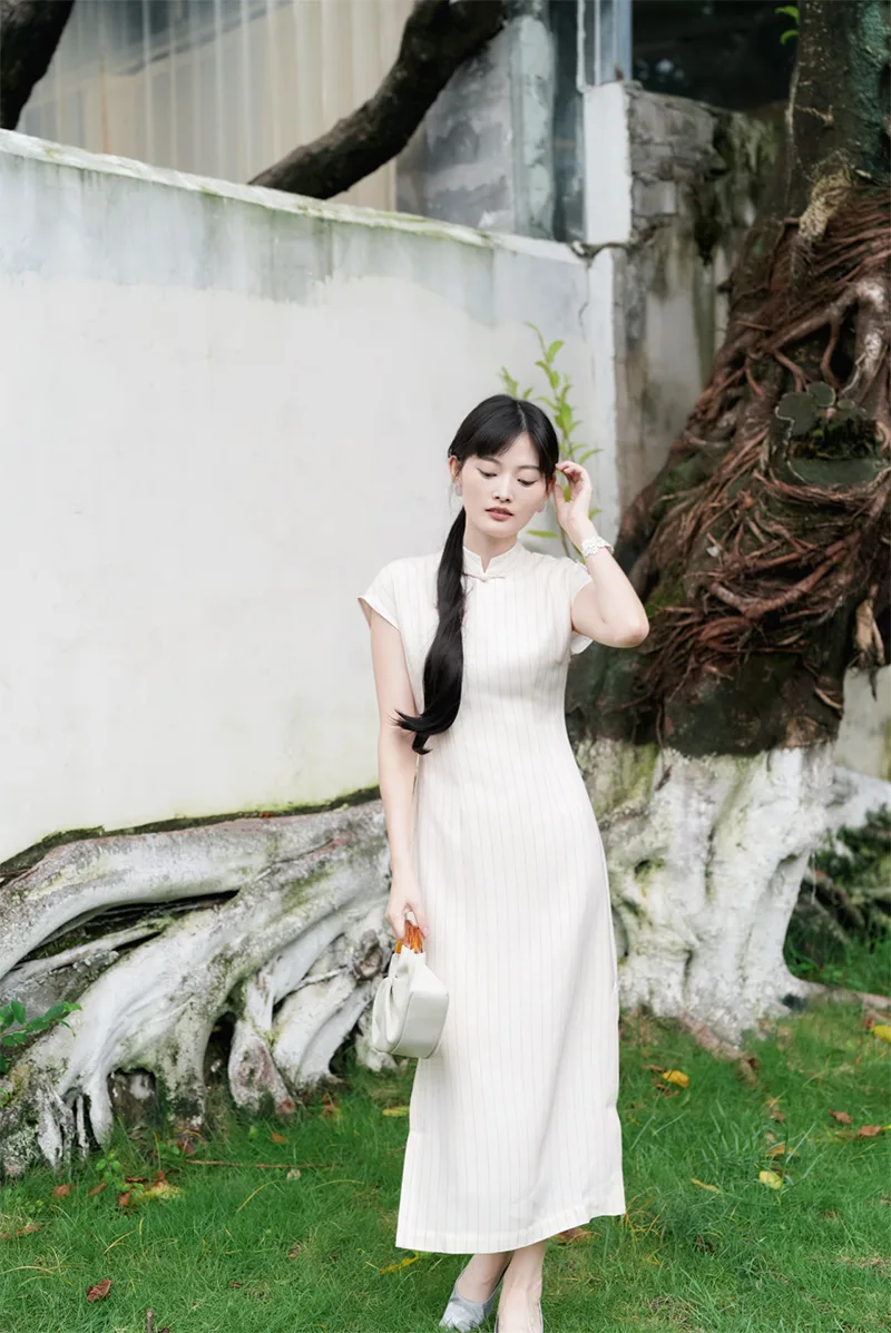 Elegant Chinese qipao dress with traditional embroidery, showcasing classic Asian fashion and cultural heritage.