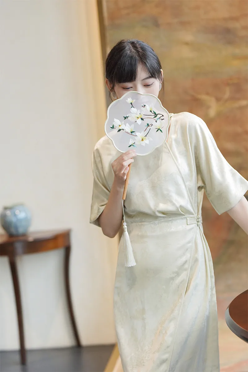 Elegant Chinese qipao dress with traditional embroidery, showcasing classic Asian fashion and cultural heritage.