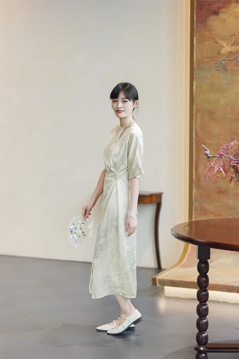 Elegant Chinese qipao dress with traditional embroidery, showcasing classic Asian fashion and cultural heritage.