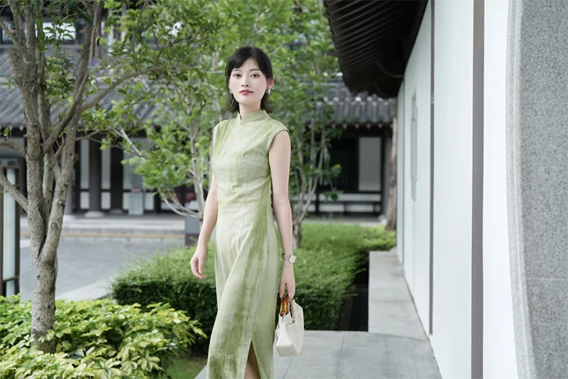 Elegant Chinese qipao dress with traditional embroidery, showcasing classic Asian fashion and cultural heritage.