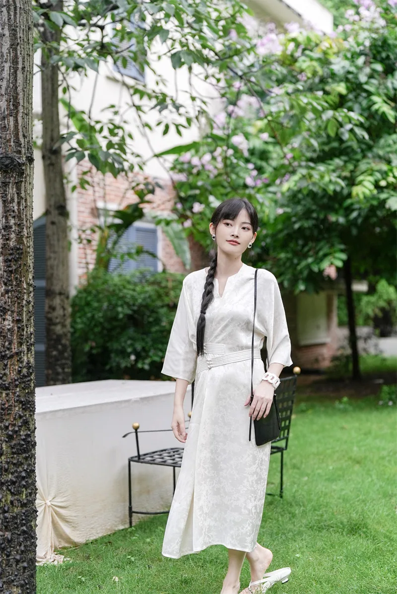 Elegant Chinese qipao dress with traditional embroidery, showcasing classic Asian fashion and cultural heritage.