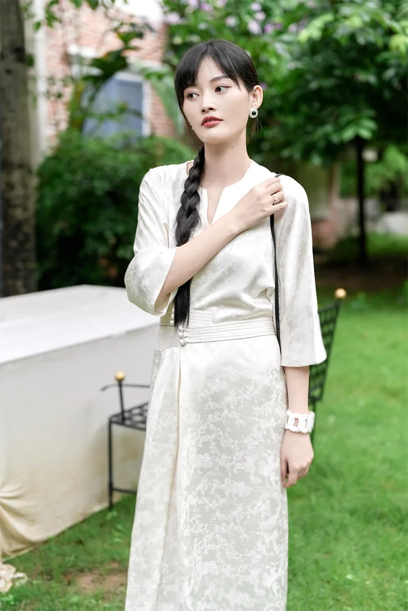 Elegant Chinese qipao dress with traditional embroidery, showcasing classic Asian fashion and cultural heritage.