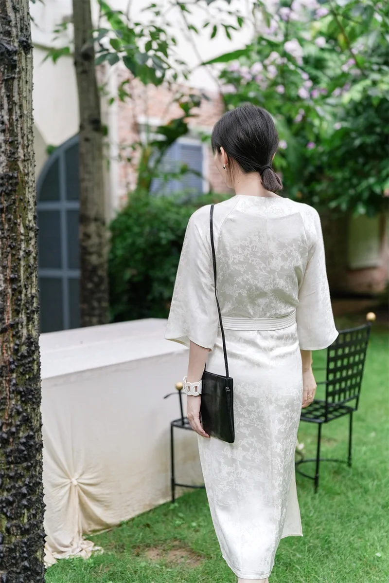 Elegant Chinese qipao dress with traditional embroidery, showcasing classic Asian fashion and cultural heritage.