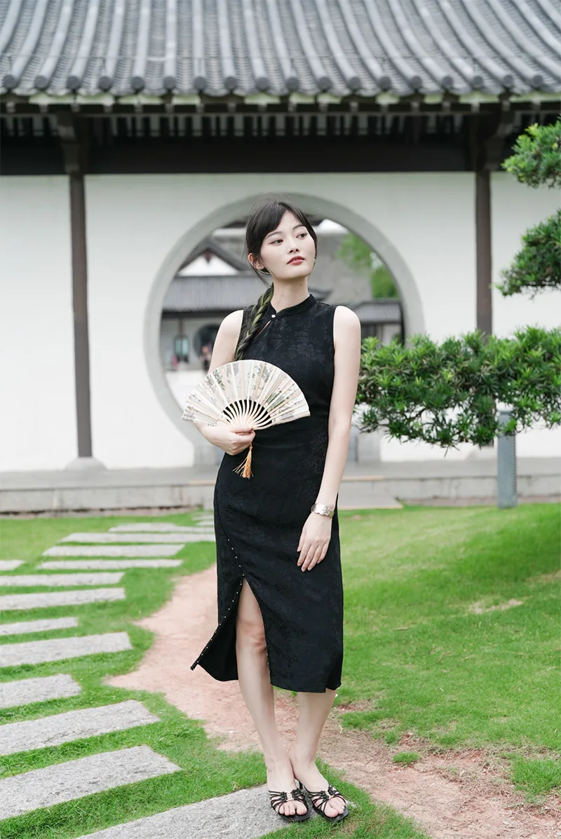 Elegant Chinese qipao dress with traditional embroidery, showcasing classic Asian fashion and cultural heritage.