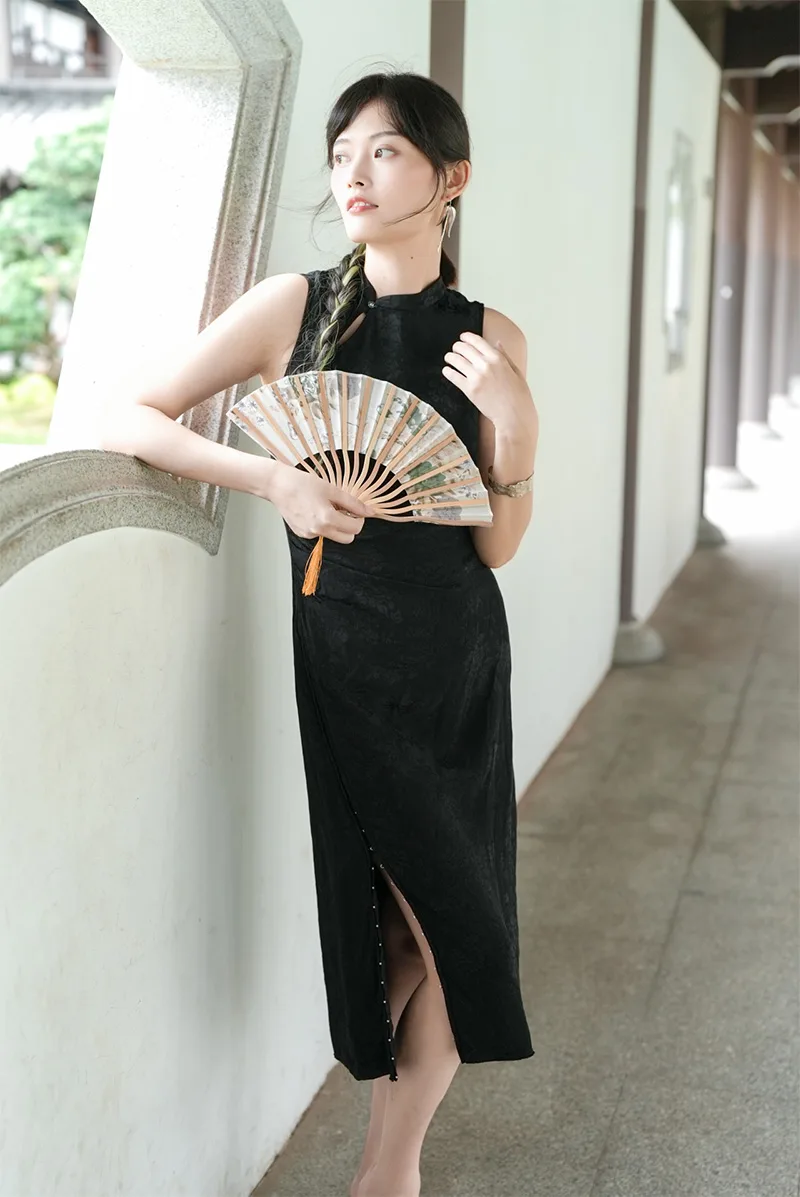 Elegant Chinese qipao dress with traditional embroidery, showcasing classic Asian fashion and cultural heritage.