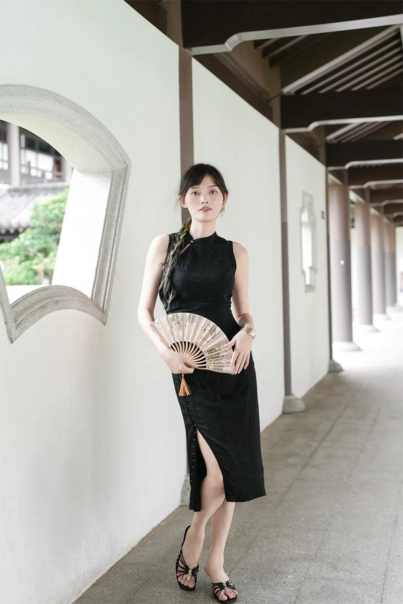 Elegant Chinese qipao dress with traditional embroidery, showcasing classic Asian fashion and cultural heritage.