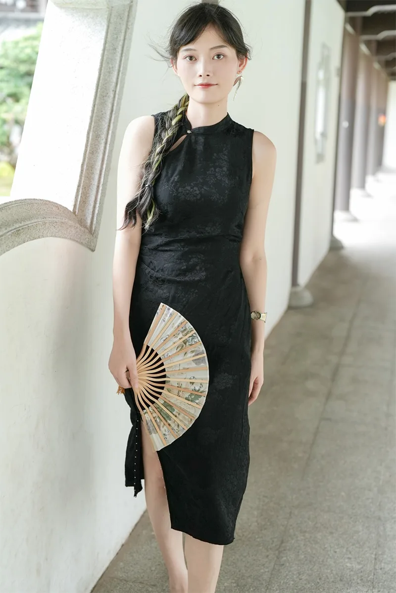 Elegant Chinese qipao dress with traditional embroidery, showcasing classic Asian fashion and cultural heritage.