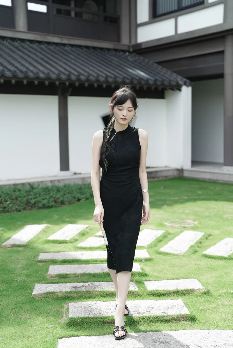 Elegant Chinese qipao dress with traditional embroidery, showcasing classic Asian fashion and cultural heritage.