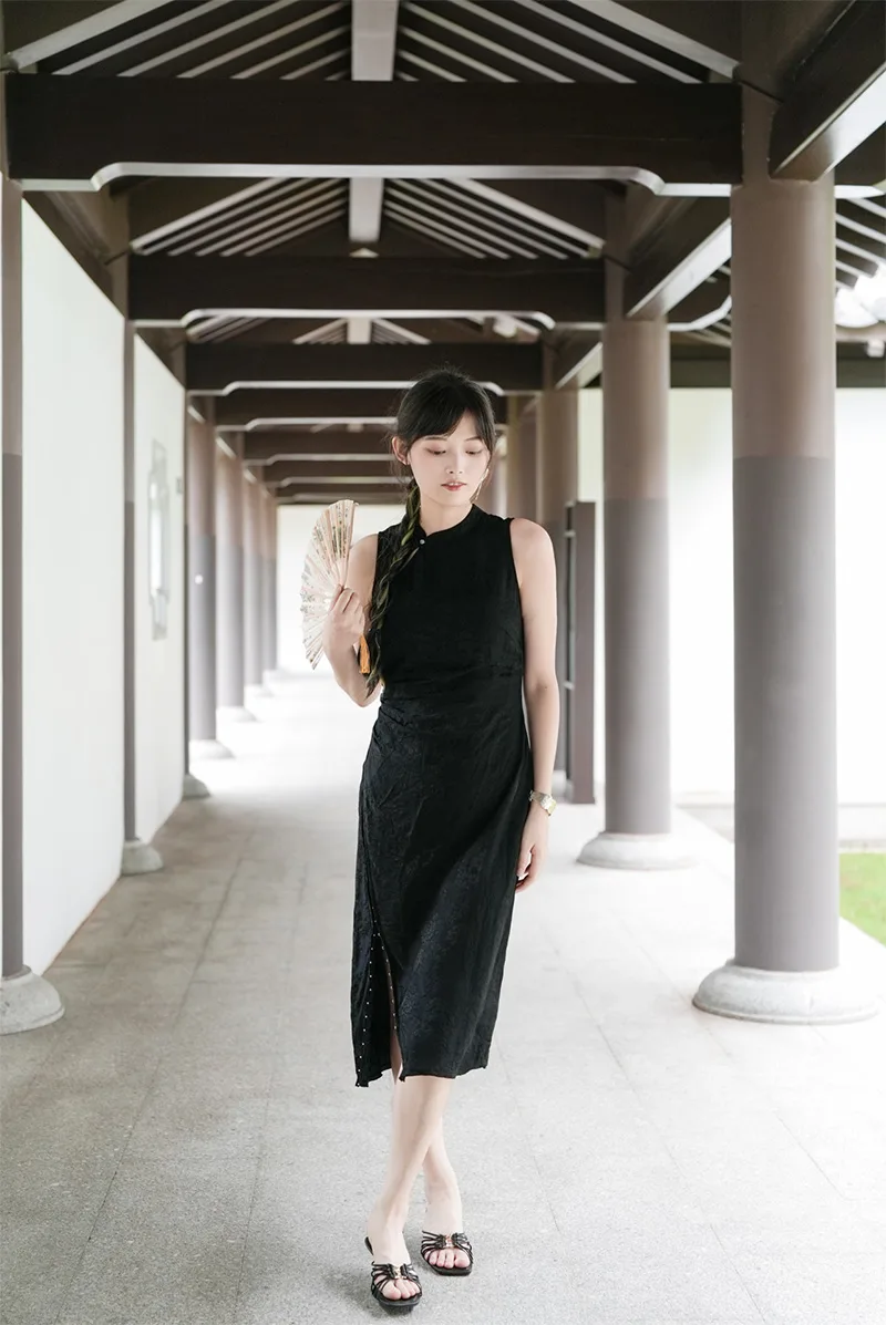 Elegant Chinese qipao dress with traditional embroidery, showcasing classic Asian fashion and cultural heritage.