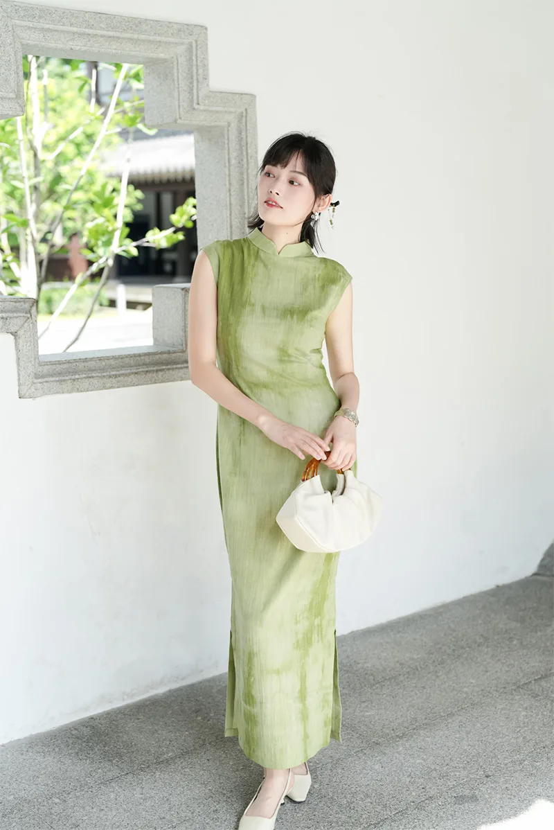 Elegant Chinese qipao dress with traditional embroidery, showcasing classic Asian fashion and cultural heritage.