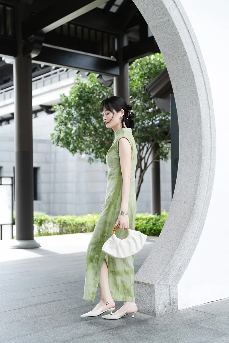 Elegant Chinese qipao dress with traditional embroidery, showcasing classic Asian fashion and cultural heritage.