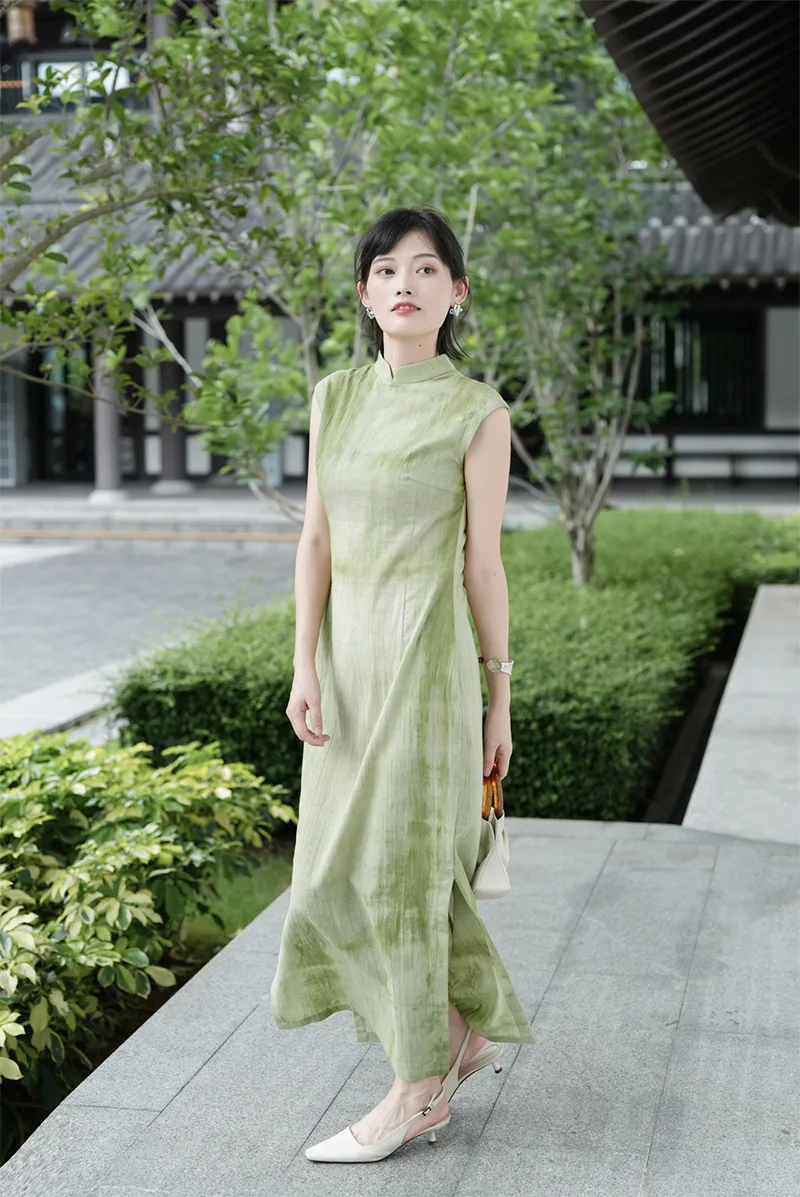 Elegant Chinese qipao dress with traditional embroidery, showcasing classic Asian fashion and cultural heritage.