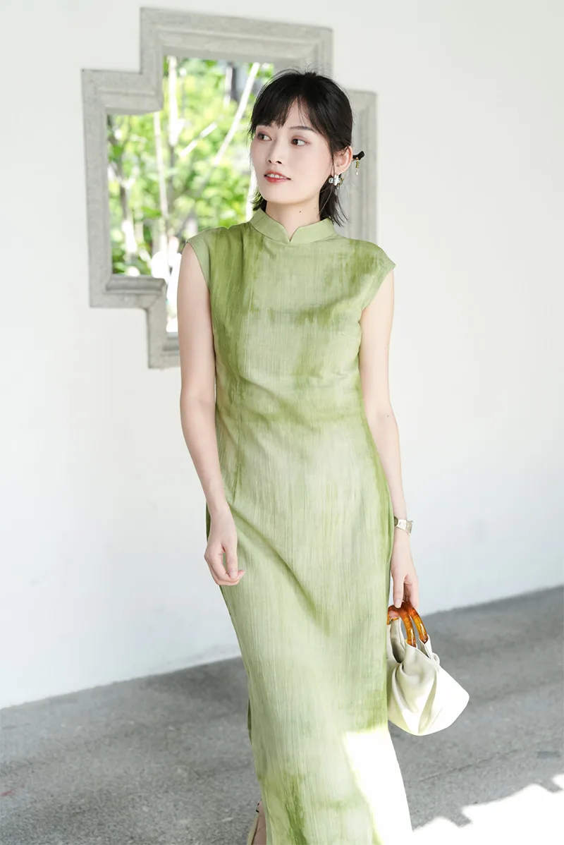 Elegant Chinese qipao dress with traditional embroidery, showcasing classic Asian fashion and cultural heritage.