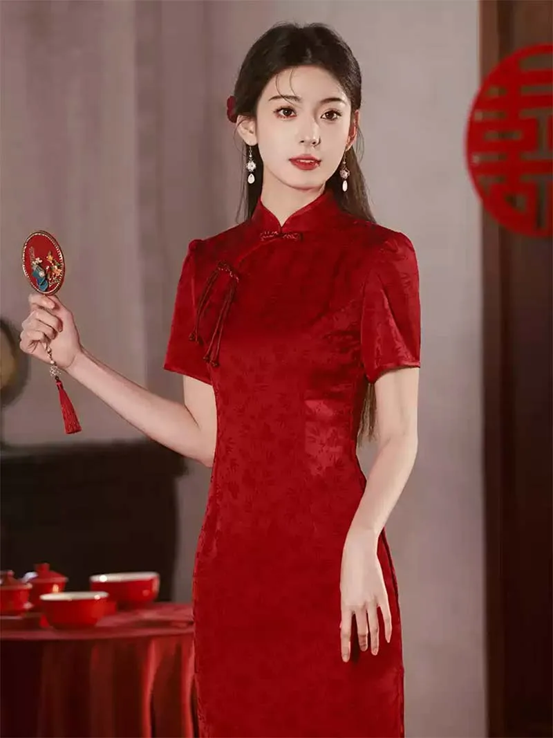 Red qipao traditional Chinese wedding dress for bride, elegant gown for engagement and wedding ceremonies