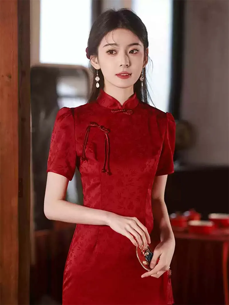 Red qipao traditional Chinese wedding dress for bride, elegant gown for engagement and wedding ceremonies