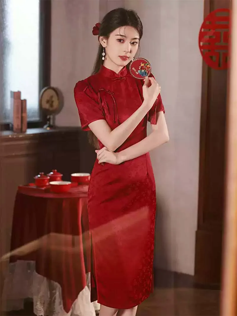 Red qipao traditional Chinese wedding dress for bride, elegant gown for engagement and wedding ceremonies
