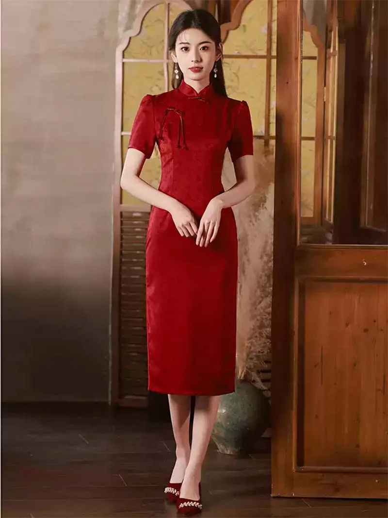 Red qipao traditional Chinese wedding dress for bride, elegant gown for engagement and wedding ceremonies