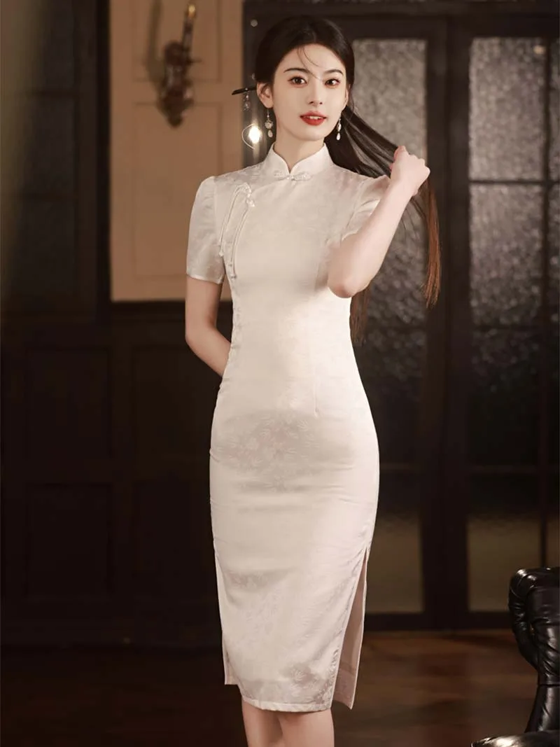 Red qipao traditional Chinese wedding dress for bride, elegant gown for engagement and wedding ceremonies