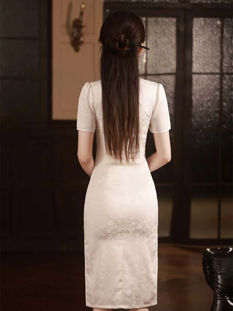 Red qipao traditional Chinese wedding dress for bride, elegant gown for engagement and wedding ceremonies