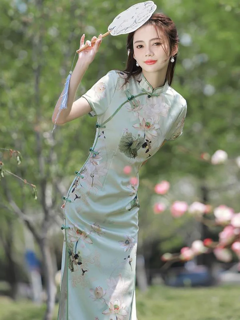 Elegant chinese cheongsam qipao long summer dress with vintage Republic style and refined modern elegance for daily wear