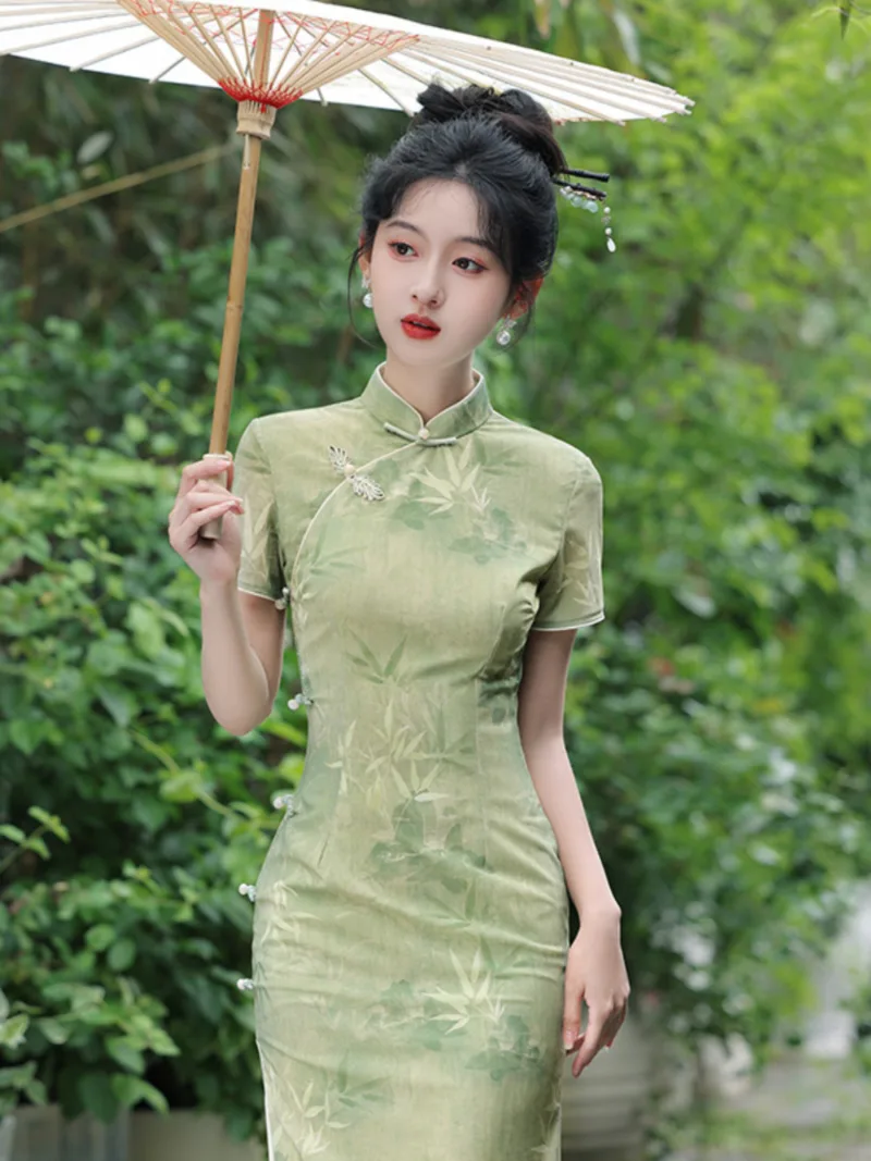 Fresh green Chinese dress qipao long cheongsam with slim-fit vintage style and elegant daily wear for young women
